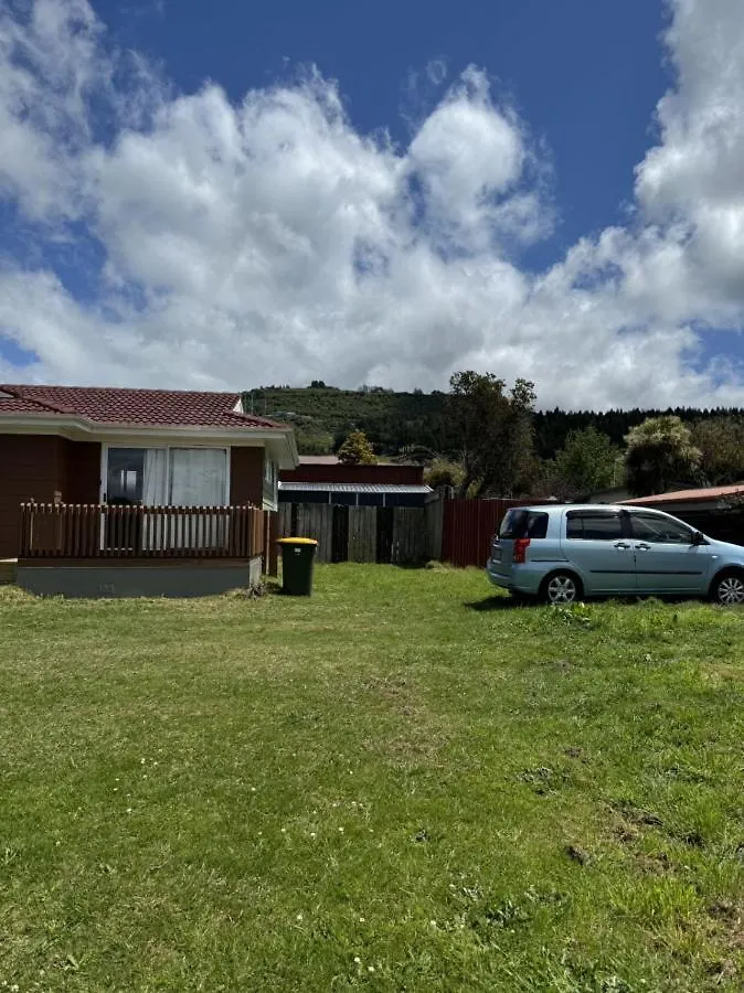 Apartment 2 Double Beds, 1 Single Bed, 1 Double Sofa Bed In A Small 1 Bedroom And 1 Lounge Studio No Kitchen Only Fridge, Microwave Rotorua