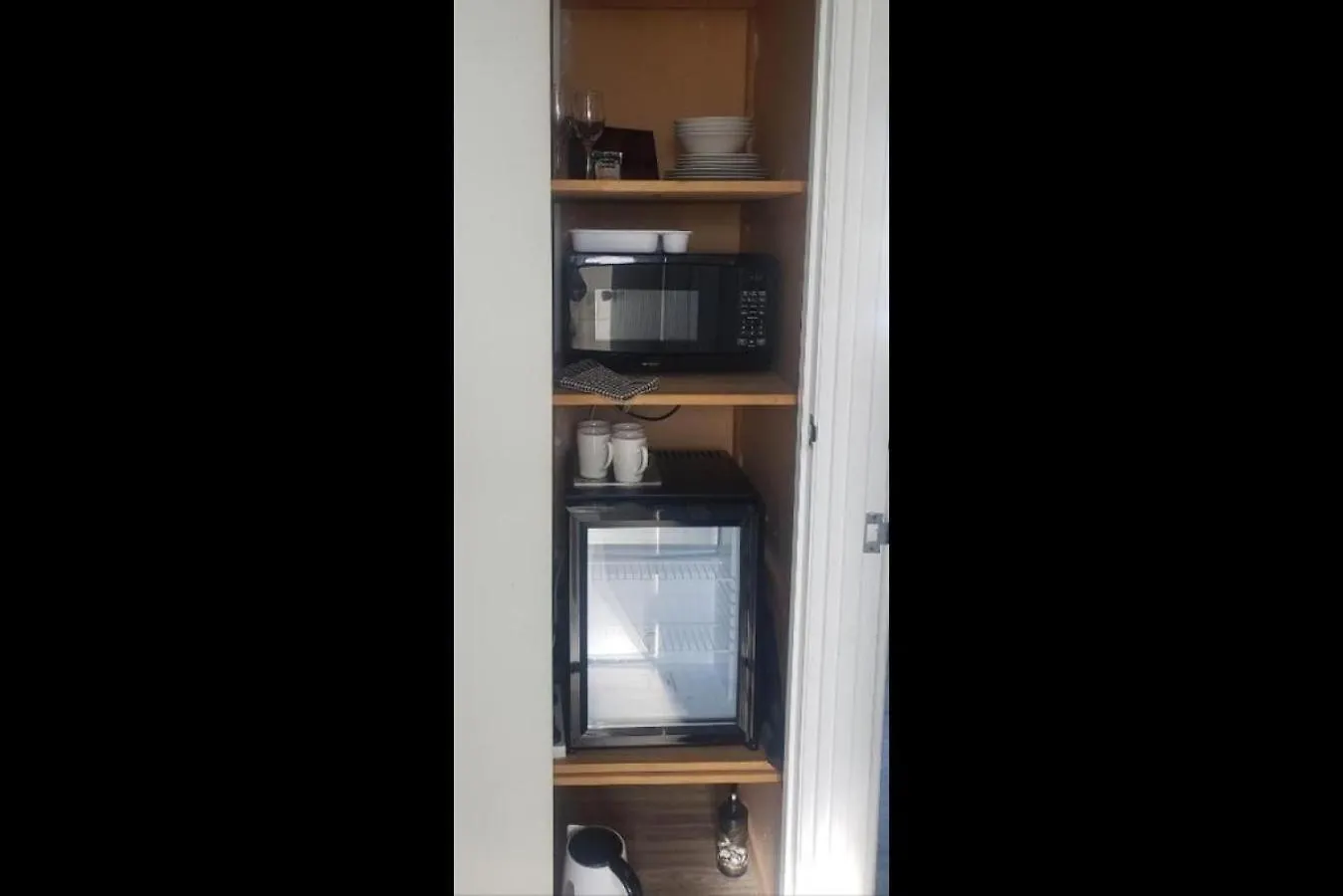 Apartment 2 Double Beds, 1 Single Bed, 1 Double Sofa Bed In A Small 1 Bedroom And 1 Lounge Studio No Kitchen Only Fridge, Microwave Rotorua