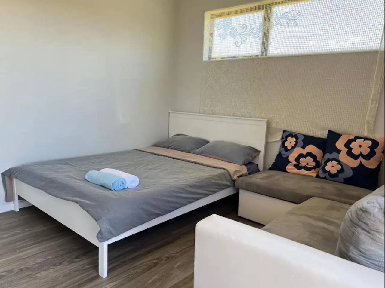 Apartment 2 Double Beds, 1 Single Bed, 1 Double Sofa Bed In A Small 1 Bedroom And 1 Lounge Studio No Kitchen Only Fridge, Microwave Rotorua