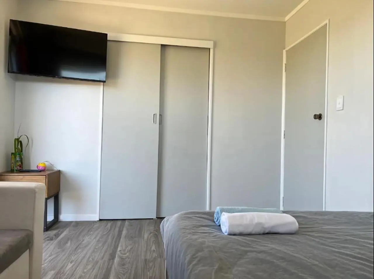 2 Double Beds, 1 Single Bed, 1 Double Sofa Bed In A Small 1 Bedroom And 1 Lounge Studio No Kitchen Only Fridge, Microwave Rotorua 0*,
