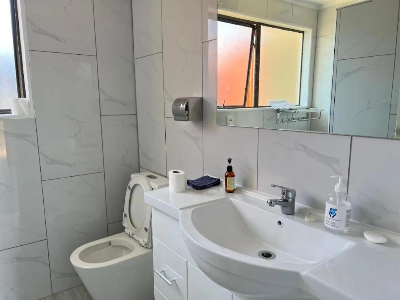 2 Double Beds, 1 Single Bed, 1 Double Sofa Bed In A Small 1 Bedroom And 1 Lounge Studio No Kitchen Only Fridge, Microwave Rotorua Apartment