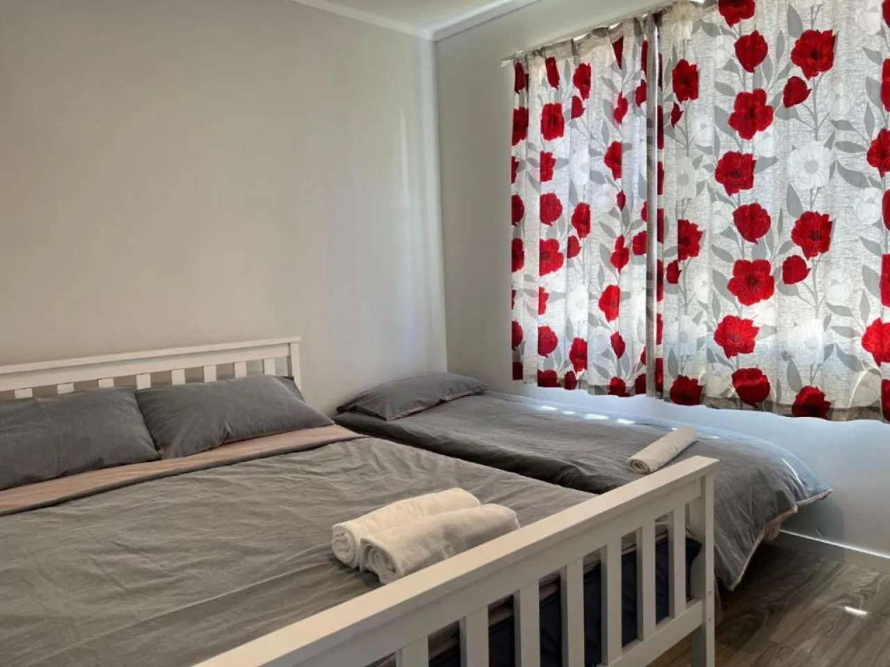 2 Double Beds, 1 Single Bed, 1 Double Sofa Bed In A Small 1 Bedroom And 1 Lounge Studio No Kitchen Only Fridge, Microwave Rotorua