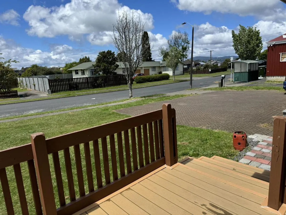 2 Double Beds, 1 Single Bed, 1 Double Sofa Bed In A Small 1 Bedroom And 1 Lounge Studio No Kitchen Only Fridge, Microwave Rotorua Apartment