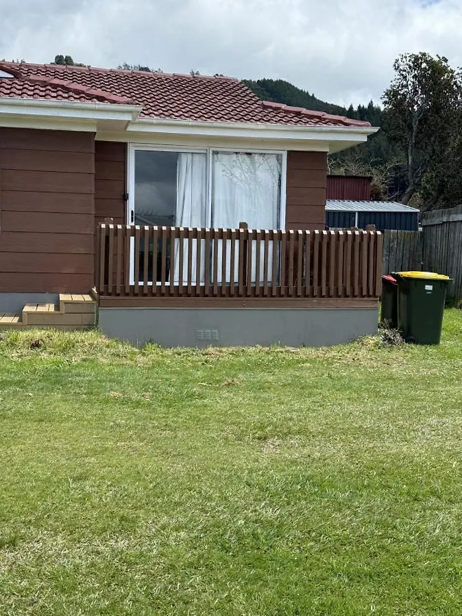 2 Double Beds, 1 Single Bed, 1 Double Sofa Bed In A Small 1 Bedroom And 1 Lounge Studio No Kitchen Only Fridge, Microwave Rotorua Nueva Zelanda
